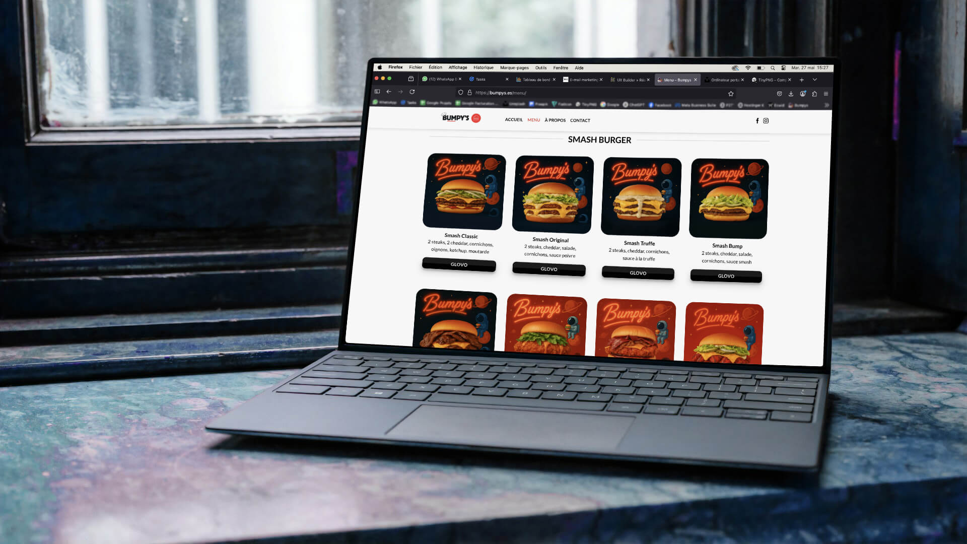 Un ordniateur portable posé sur un bureau laisse apparaître le site internet Bumpy's sur l'écran. Une réalisation de l'agence web marketing Kamman.