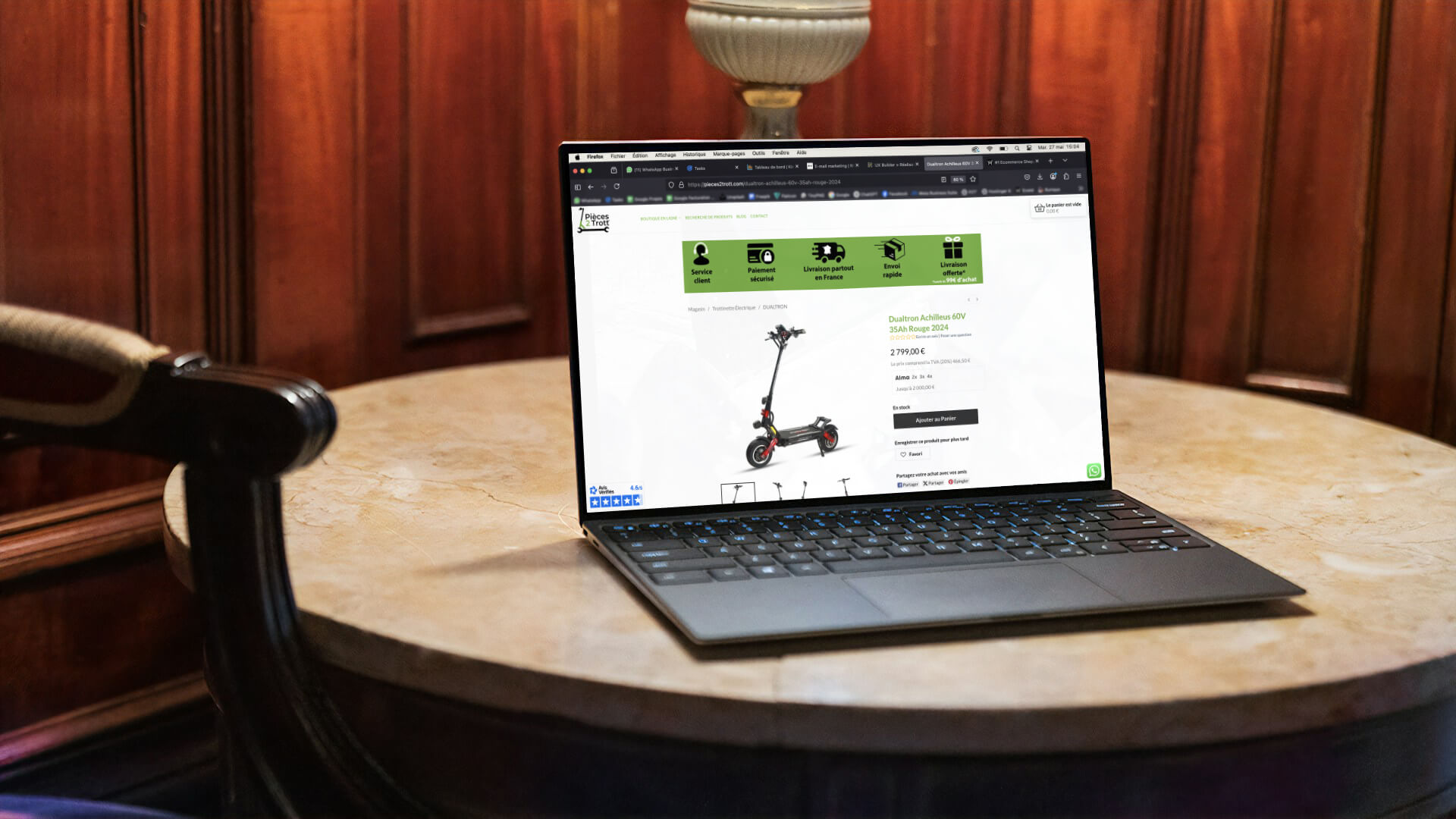 Un ordniateur portable posé sur un bureau laisse apparaître le site internet Pièces 2 Trott' sur l'écran. Une réalisation de l'agence web marketing Kamman.